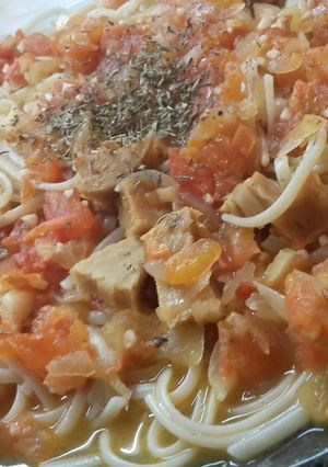 Una foto de Tallarines con curry rústico y seitán veganos♡