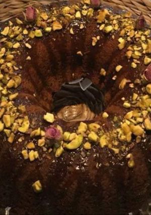 صورة لوصفة كيكة التمر الشهية مع صلصة التوفي