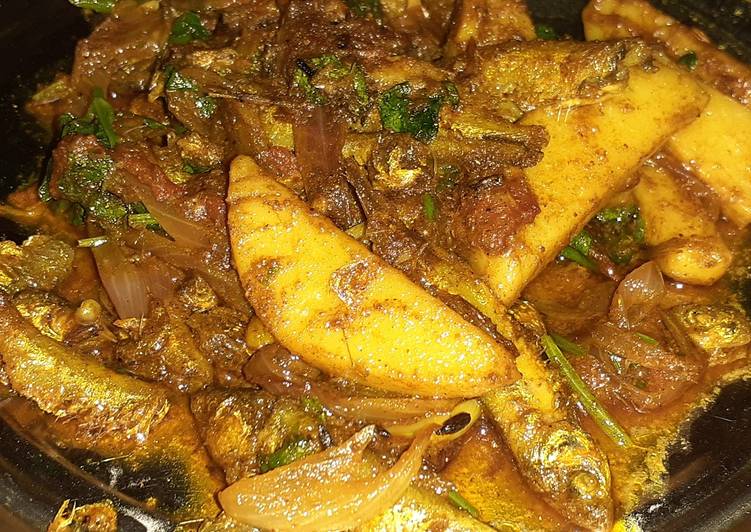 How to  Mourola fish chorchori (indian carplet fish curry)