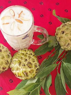 सीताफळ मिल्कशेक (sitafal milkshake recipe in marathi) रेसिपी चे मुख्य फोटो