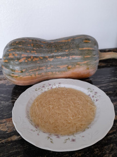 Una foto de Caldo de calabaza con fideos 🎃