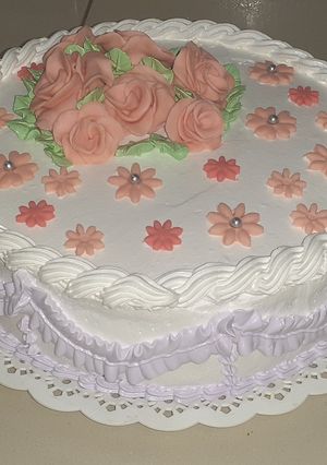 Una foto de Torta decorada con merengue suizo