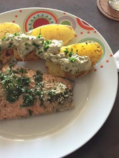 Una foto de Salmón al horno con salsa de marisco