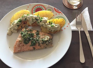 Una foto de Salmón al horno con salsa de marisco