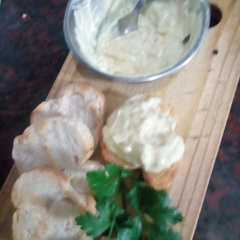 Una foto de Dip crema de mostaza y cebolla