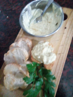 Una foto de Dip crema de mostaza y cebolla