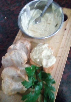 Una foto de Dip crema de mostaza y cebolla