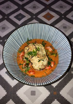 Una foto de Curry rojo con gambón y chipirones + chips de berenjena