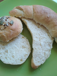 Egyszerű, gyors házi zsömle és kifli recept fotója
