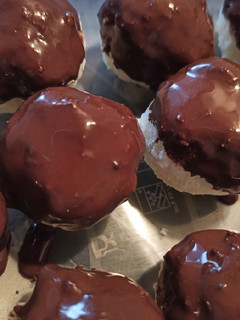 Una foto de Bombones de coco y chocolate 🥥🍫
