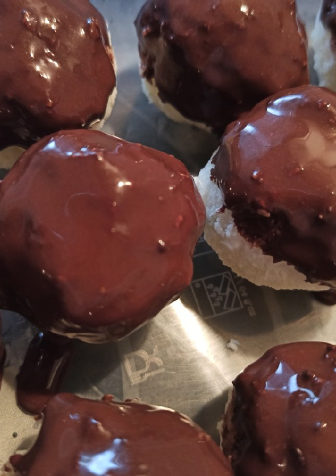 Una foto de Bombones de coco y chocolate 🥥🍫