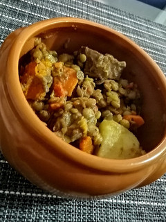 Una foto de Guiso de lentejas con carne 🍲