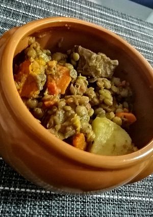 Una foto de Guiso de lentejas con carne 🍲
