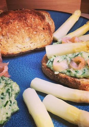 Une photo de Houmous d'asperges à l'ail des ours