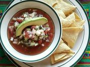 Una foto de ceviche de pescado tilapia