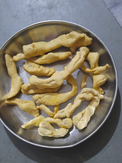 વણેલા ગાંઠીયા(vanela gathiya recipe in gujarati) રેસીપી મુખ્ય ફોટો