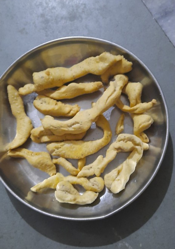 વણેલા ગાંઠીયા(vanela gathiya recipe in gujarati) રેસીપી મુખ્ય ફોટો