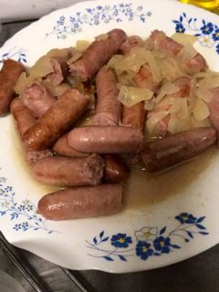 Una foto de Salchichas con cebolla