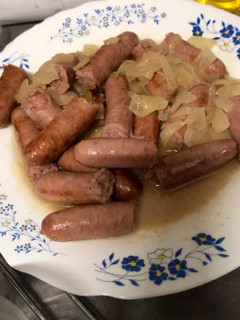 Una foto de Salchichas con cebolla
