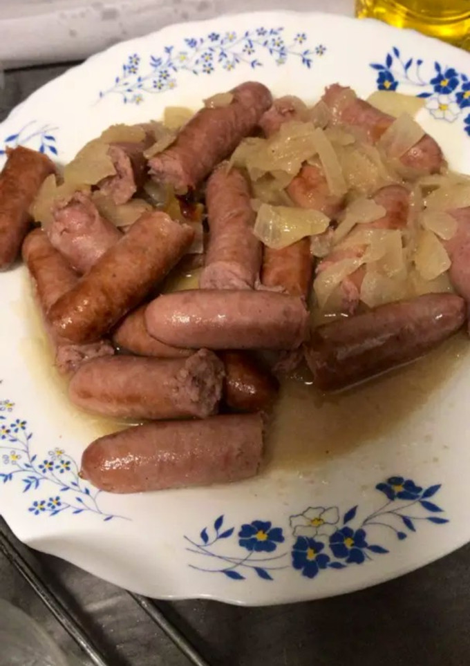 Una foto de Salchichas con cebolla
