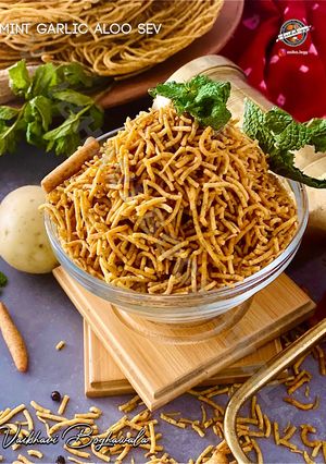 મિન્ટ ગાર્લિક આલુ સેવ (Mint Garlic Aloo Sev Recipe In Gujarati) રેસીપી મુખ્ય ફોટો