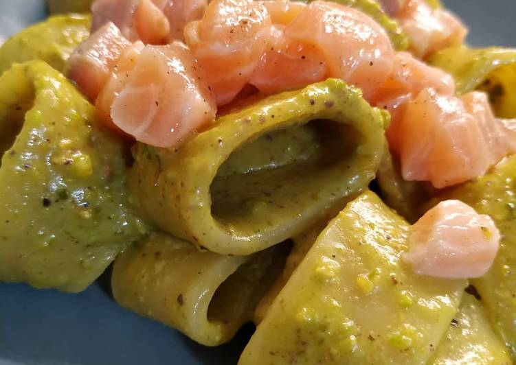 Ricetta Calamarata Con Pesto Di Pistacchio E Tartare Di Salmone Di Nochefmablasfemo Cookpad