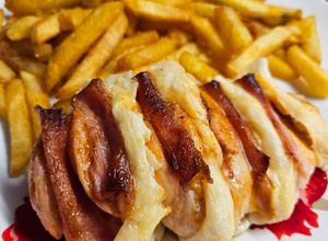 Air fryerben sült baconos, sajtos csirkemell recept fotója