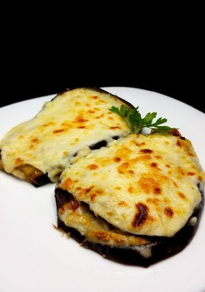 Una foto de Sándwich de berenjena croque monsieur