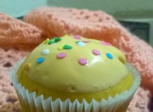 Una foto de Cupcake vainilla con harina de hotcake o pancake, súper fácil de hacer