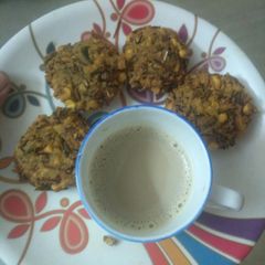 A picture of Vaazhai poo vadai with pattai theneer.