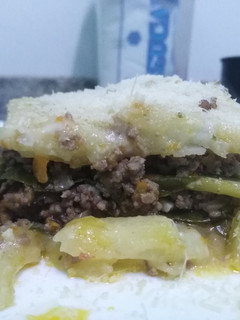 Una foto de "Lasagna" con carne, papa, batata, acelga y salsa blanca