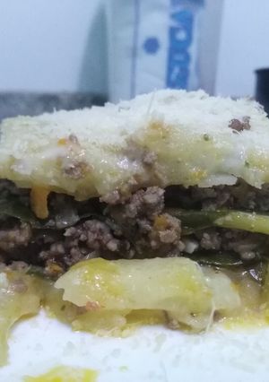 Una foto de "Lasagna" con carne, papa, batata, acelga y salsa blanca