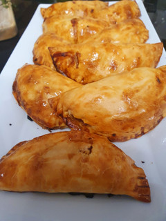Una foto de Empanadillas con escalivada y bonito