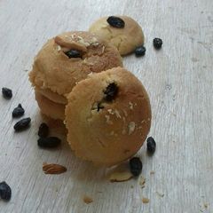 A picture of Black Raisins cookies.