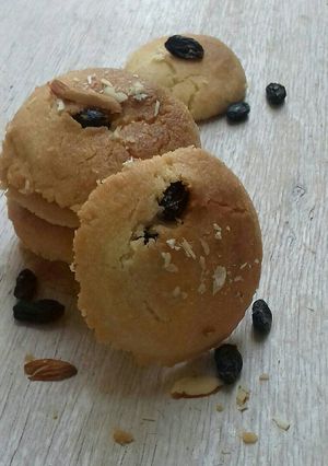 A picture of Black Raisins cookies.