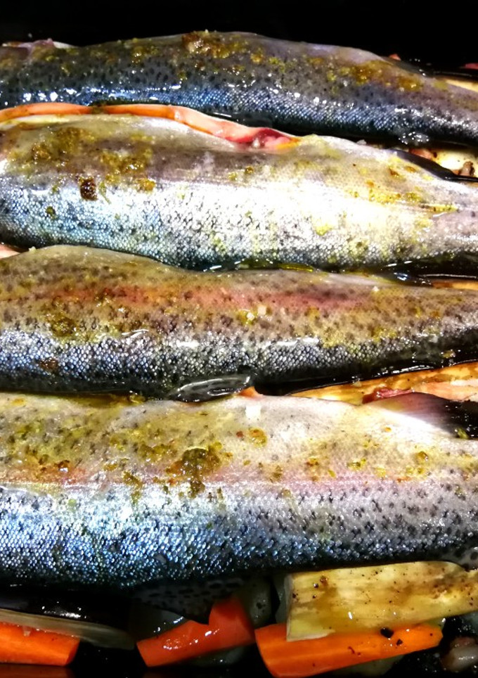 Una foto de Truchas sobre verduras al horno