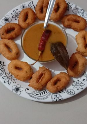 મેદુવડા (menduwada recipe in gujarati) રેસીપી મુખ્ય ફોટો