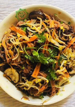 Hình của món Bún gạo lứt xào rau củ chay.