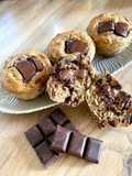 Muffins sans beurre ni sucre, chocolat noir et bananes à la purée de noisettes @Omie