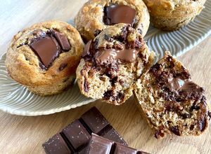 Une photo de Muffins sans beurre ni sucre, chocolat noir et bananes à la purée de noisettes @Omie