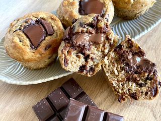 Muffins sans beurre ni sucre, chocolat noir et bananes à la purée de noisettes @Omie