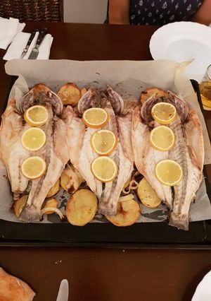 Una foto de Lubina al horno
