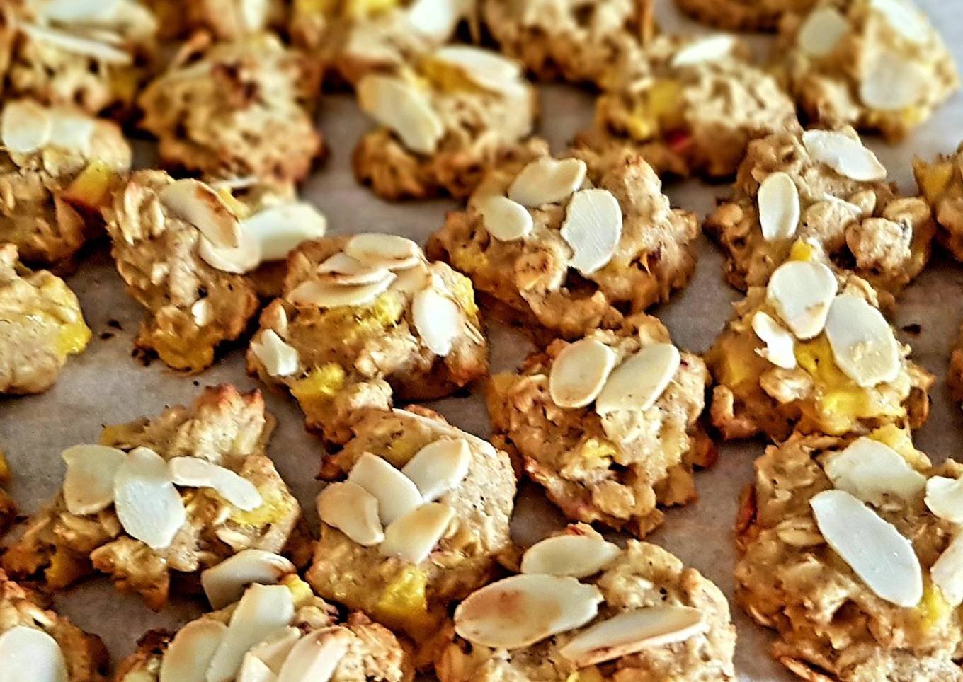 Oat flake cookies with peaches, greek honey and almonds