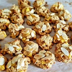 A picture of Oat flake cookies with peaches, greek honey and almonds.