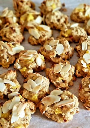 A picture of Oat flake cookies with peaches, greek honey and almonds.