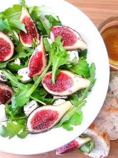 Una foto de Ensalada de higos con vinagreta de miel