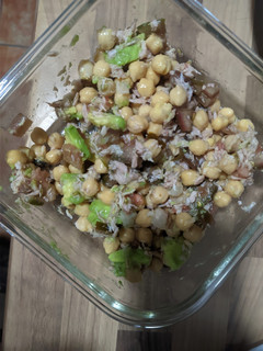 Una foto de Ensalada de garbanzos
