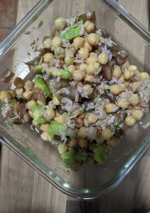 Una foto de Ensalada de garbanzos