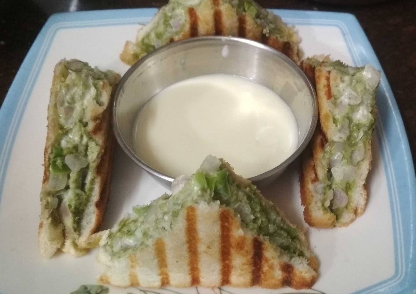 Mayo sandwich with cheese dip