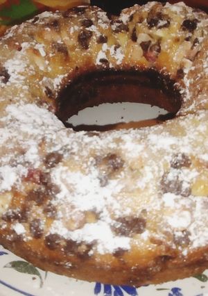 Una foto de Torta Navideña de Frutos Secos, Chips de Chocolate y Cerezas